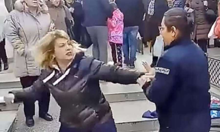 Momenti kur shitësja ambulante nokauton policen serbe që po e shtynte t’i largonte gjërat (video)
