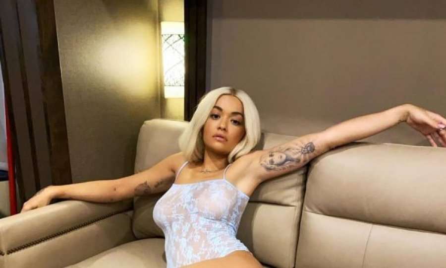 Rita përsëri transparente, tepër seksi në të brendshme