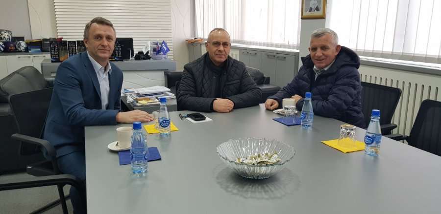 Krerët e FFK-së pritën ambasadorin shqiptar, Qemal Minxhozi, bisedohet për krijimin e Kupës Mbarëkombëtare