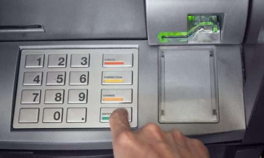 Hajnat ua mësyjnë bankomateve, dy tentim – grabitjeje brenda natës