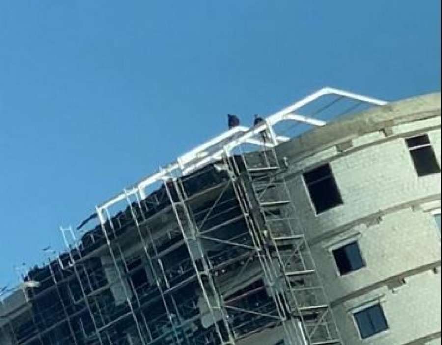 Në këtë mënyrë rrezikojnë jetën punëtorët e ndërtimtarisë në Prishtinë