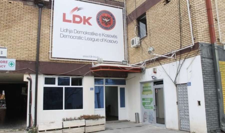 Para takimit me kryesinë ku diskutohet për koalicionin, Ambasadori britanik i shkon në zyrë Isa Mustafës