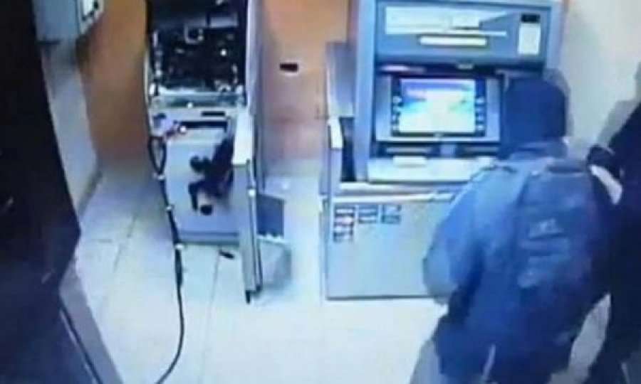 Katër persona tentojnë të grabisin bankomatin në Prishtinë, ikin nga vendi i ngjarjes