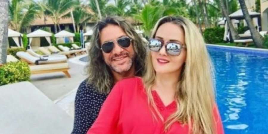 I veshur si sheik, Gena publikon foto bashkë me gruan në pushime