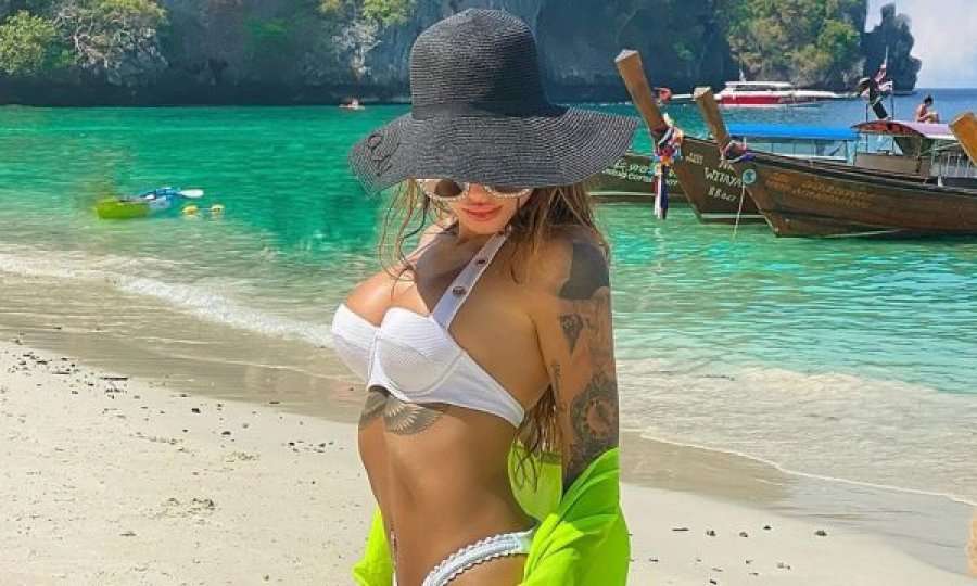 Morena tani me pozë joshëse edhe në elefant