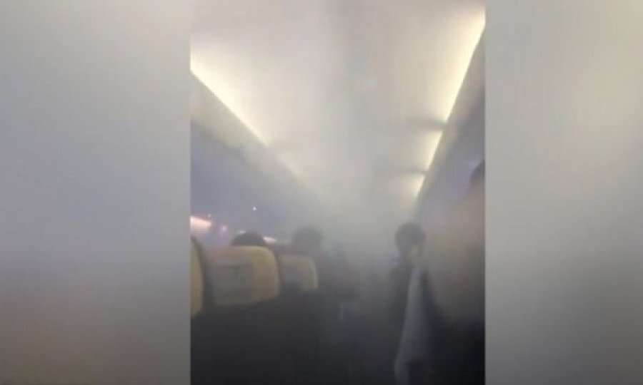 Aeroplani mbushet me tym të bardhë, udhëtarët bërtasin e qajnë gjatë fluturimit