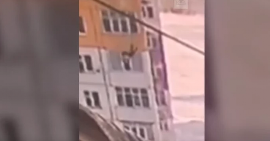 Gruaja rrëzohet nga kati i nëntë, çohet në këmbë të ecë pa problem – (VIDEO)