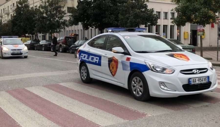 Arrestohen dy policë në Shqipëri, i kërkuan para dhe favore seksuale një gruaje