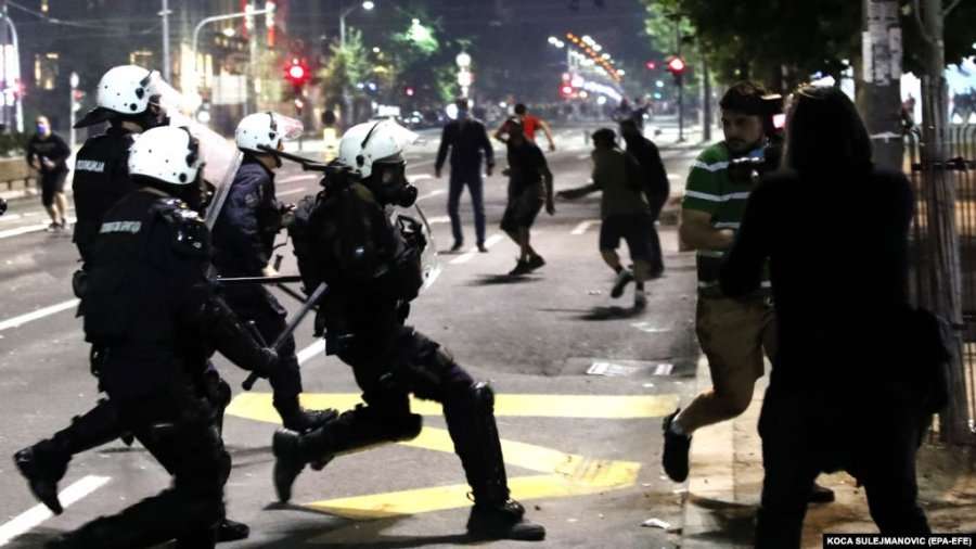Njëzet veta të plagosur në protestat në Serbi