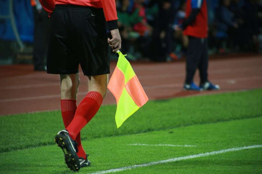 Kampionati po rrezikohet, trajneri propozon të rritet numri i gjyqtarëve, të vendosen edhe prapa portës