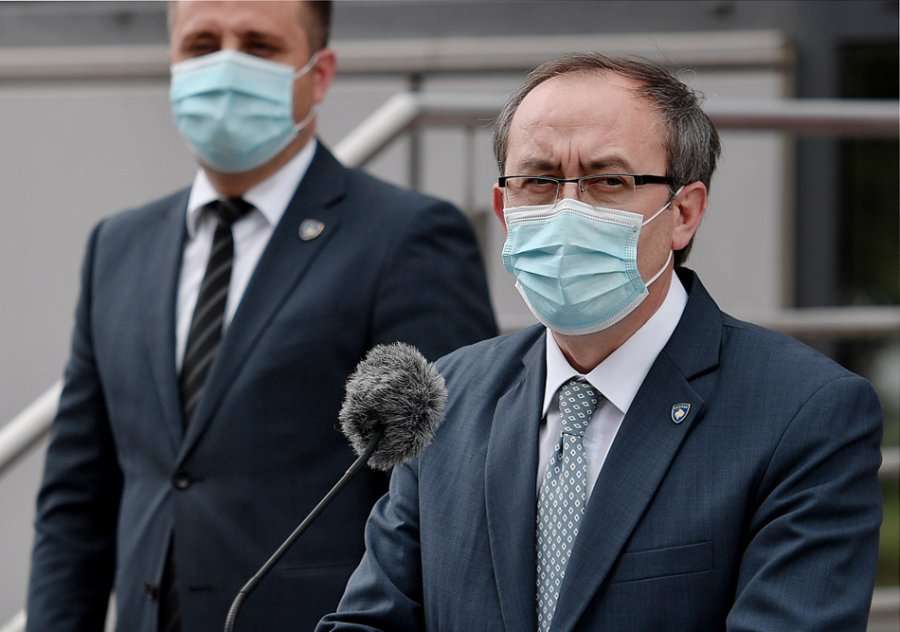 Qeveria vendos, të gjithë ata që nuk mbajnë maska dhe distancë do të gjobiten