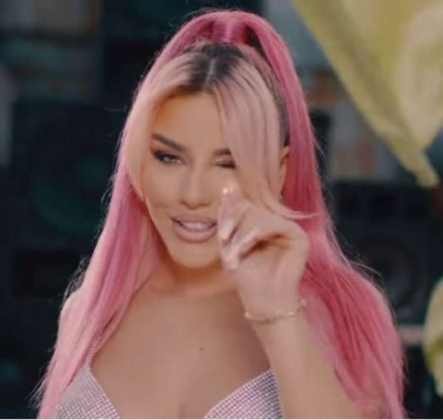 Tayna kopjon këngën e re nga Drake?