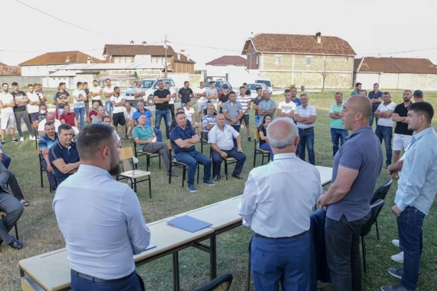 Haradinaj mban tubim pa maska në kohë pandemie