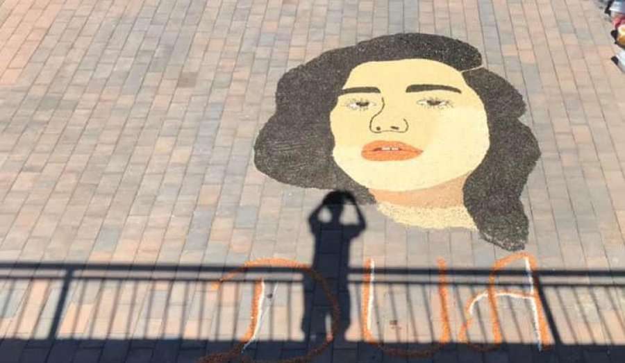Gjakovari krijon mozaikun e Dua Lipës me fara dhe drithëra (Video)
