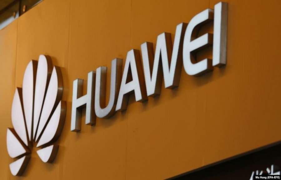 Huawei tejkalon Samsungun me shitje të smartfonëve