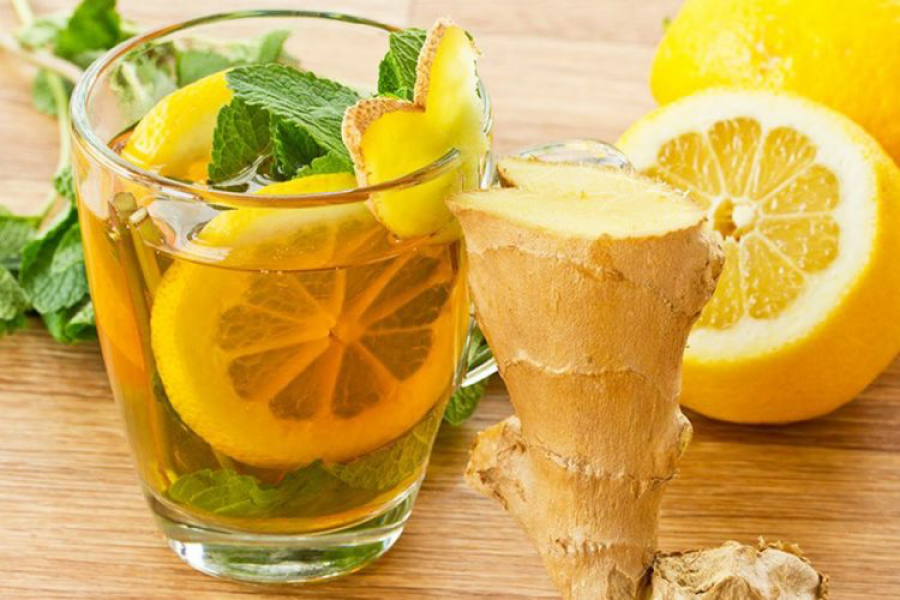 Tre çajrat e ftohë bimorë që duhet t’i pini në verë