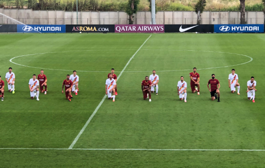Trajneri dhe futbollistët e Romës u gjunjëzuan sot në nderim të George Floydit