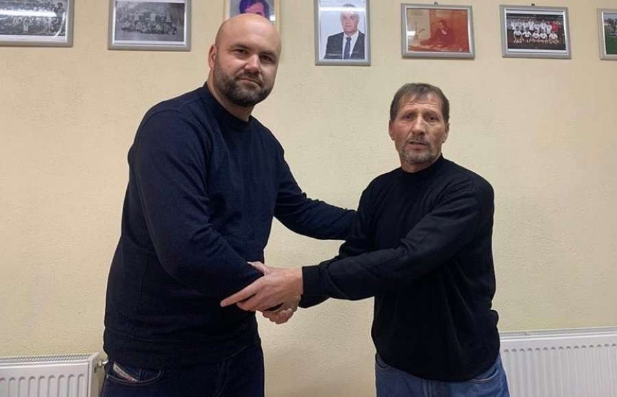 Trajneri drenicas, Afrim Jashari, hap shkollë futbolli në Skenderaj