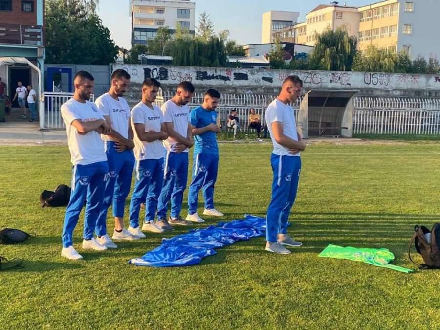 Futbollistët e Llapit e falën namazin para ndeshjes kundër Gjilanit