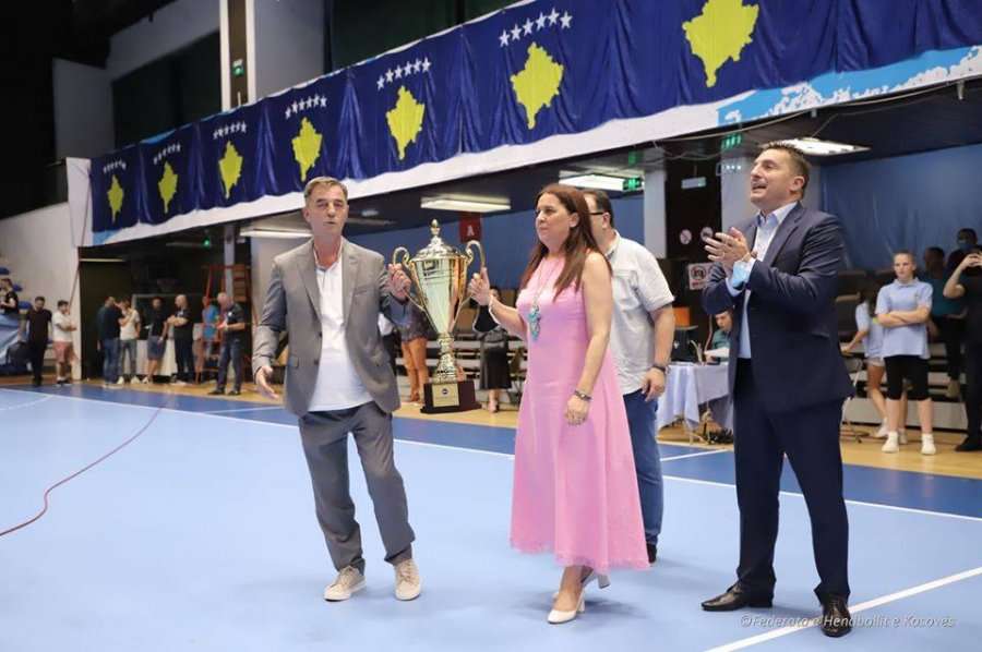 Ministrja Dumoshi uron presidenti Saraçini për përfundim të suksesshëm të edicionit