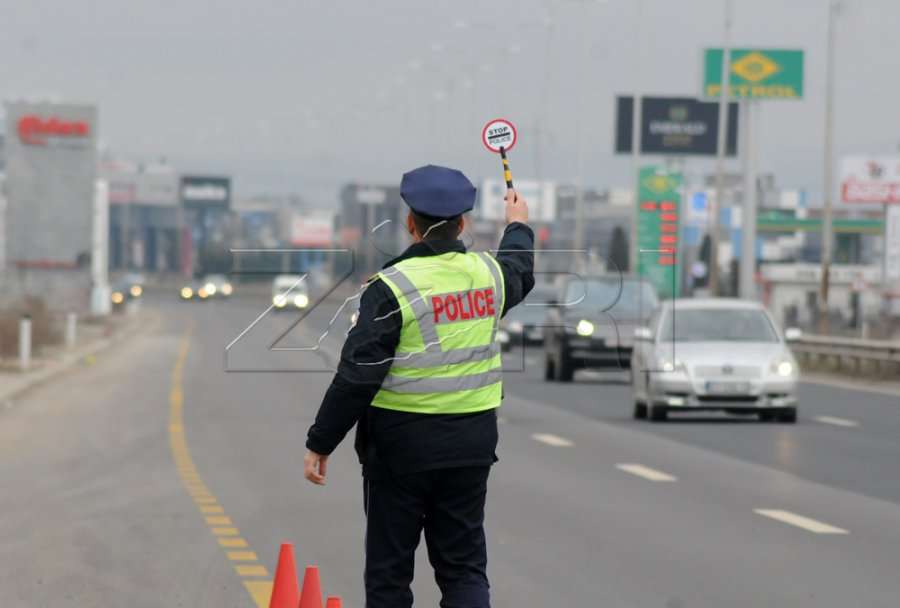 23 aksidente gjatë orëve të fundit, u shqiptuan 819 tiketa trafiku