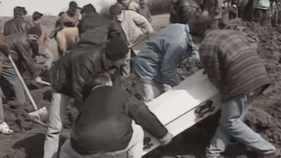 Video e rrallë: Momenti kur janë varrosur anëtarët e familjes Jashari