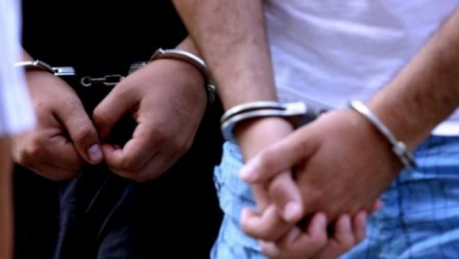 30 ditë arrest shtëpiak për të dyshuarin që sulmoi gazetarët në veri të Mitrovicës