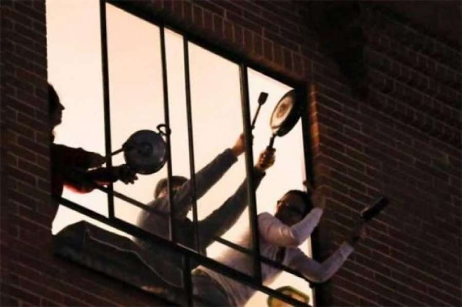 Në orën 23:30 protestohet në ballkone kundër LDK-së