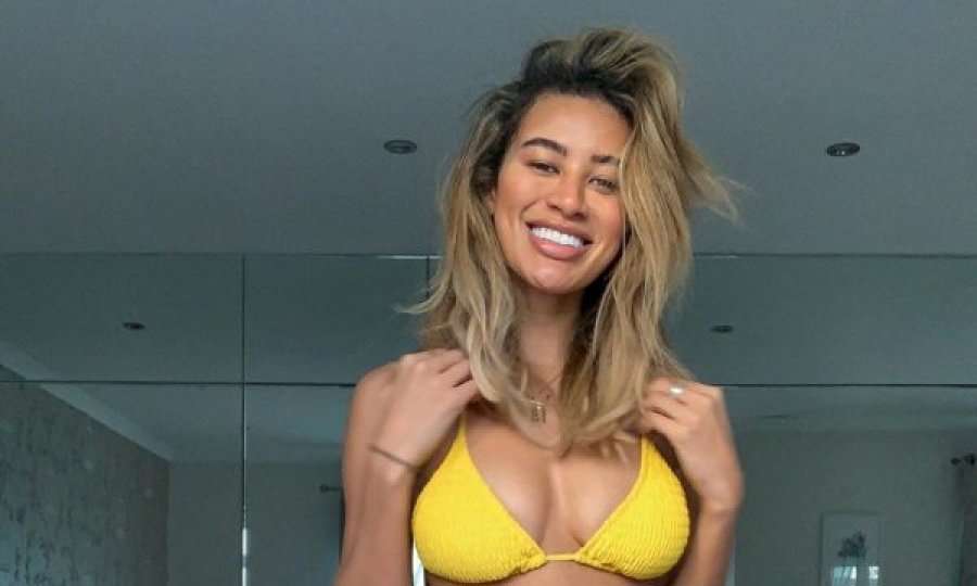 Një modele i bashkohet vullnetarëve kundër koronavirusit në Britani