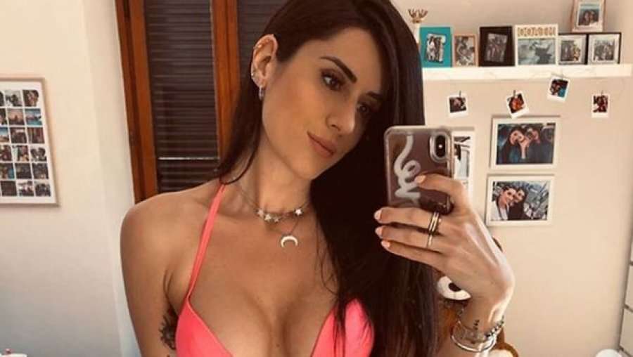 Karantinë e 'nxehtë' për sportisten më seksi: Ajo kërkon ndihmë për rroba banje