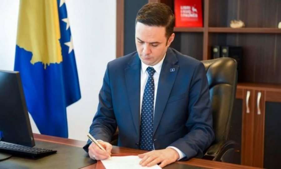 Abdixhiku: Nder t’i shërbeja shtetit, tani dua t’i kthehem vajzave të mija