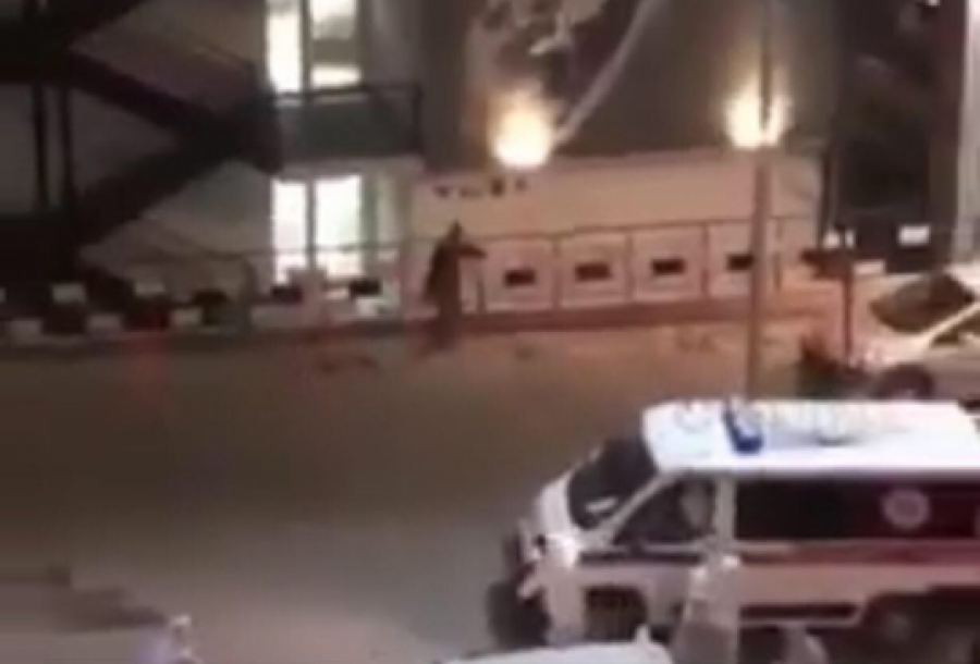 Një person i sëmurë tek konviktet, stafi mjekësor e merr në trajtim