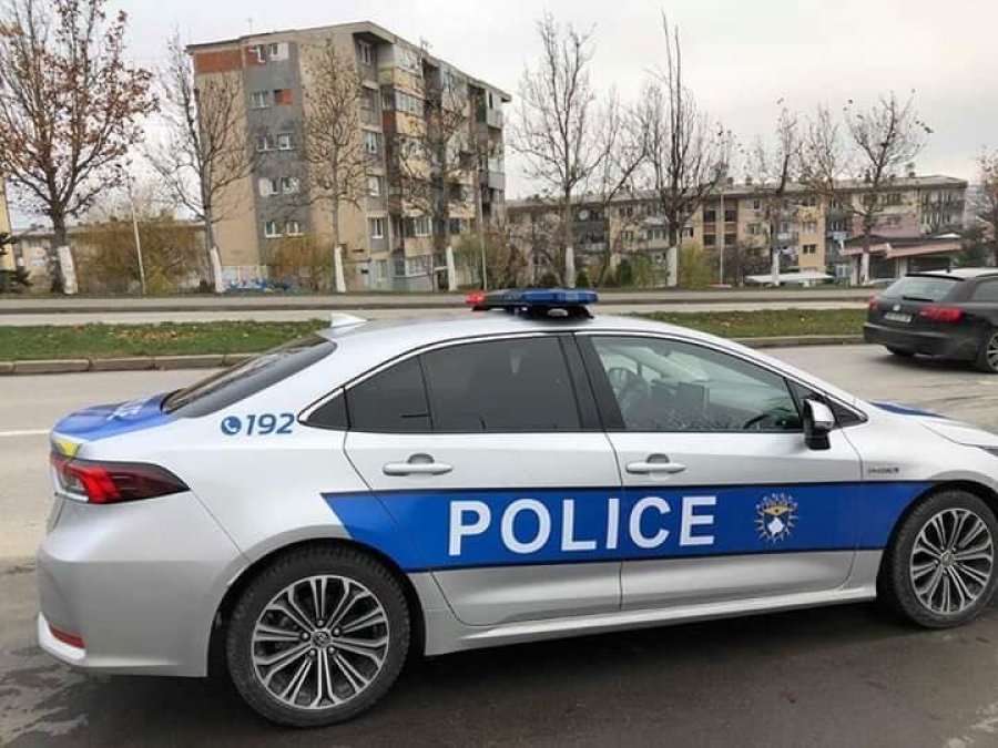 E ndalin gjatë orës policore në Suharekë, ua sulmon veturën me gur dhe godet policët