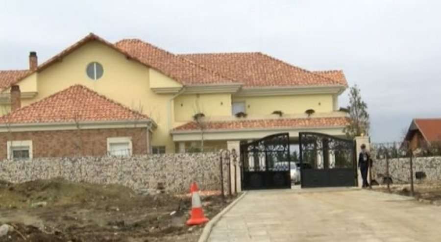Një serb i dehur arrestohet te shtëpia e presidentit Thaçi, i gjendet një thikë