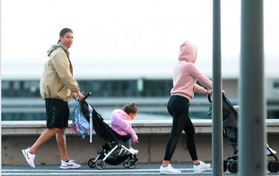 Cristiano Ronaldo mërzitet në shtëpi, merr Georginan dhe fëmijët për shëtitje në qytet