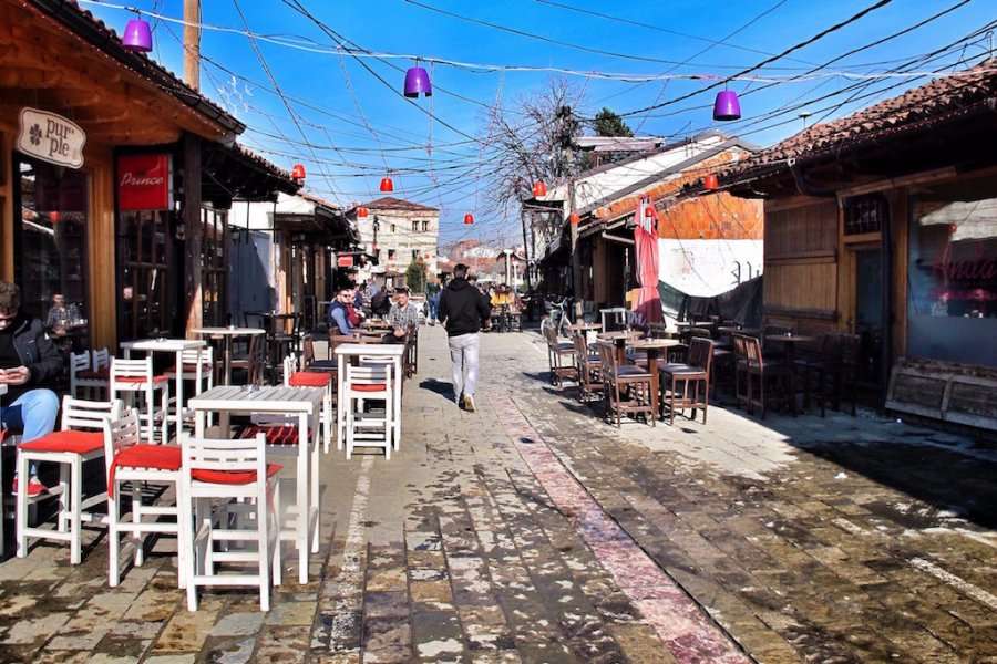 Hapën kafiteritë në Gjakovë, arrestohen 9 persona
