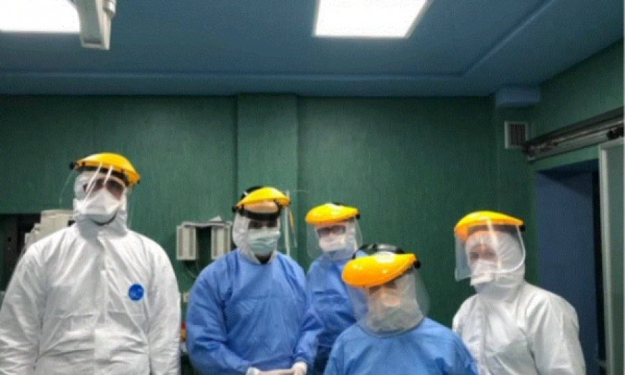 Operohet 18 vjeçarja shqiptare me koronavirus, mjeku tregon detajet