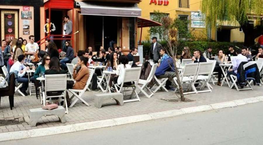 Menytë njëperdorimshe, distanca 1.5 metra, këto janë rregullat në kafene nga 1 qershori
