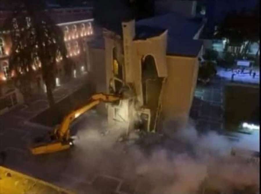 Teatri i Gjilanit anulon shfaqjen si shenjë proteste pas shembjes së Teatrit Kombëtar në Tiranë