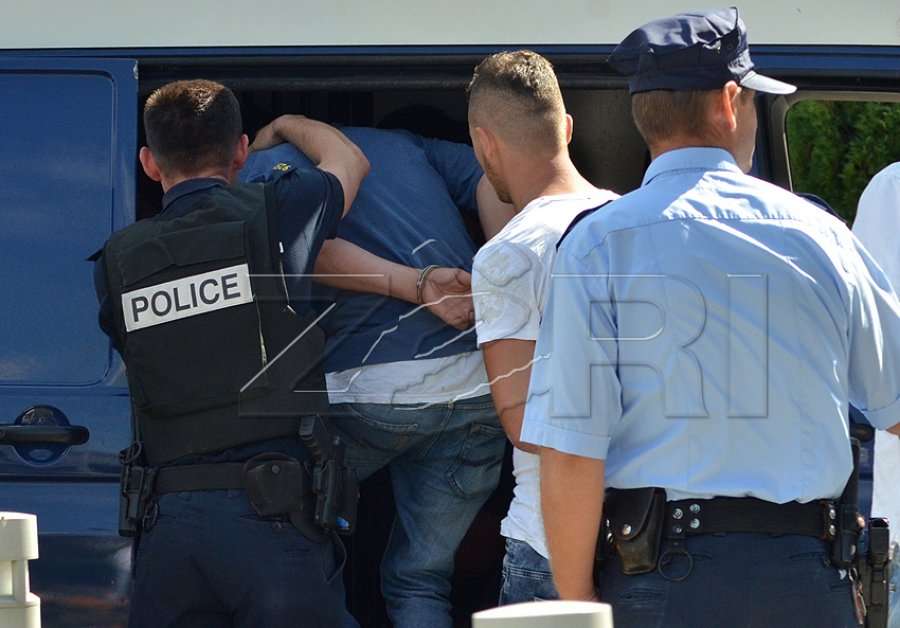 Policia arreston dy persona të dyshuar për vjedhje