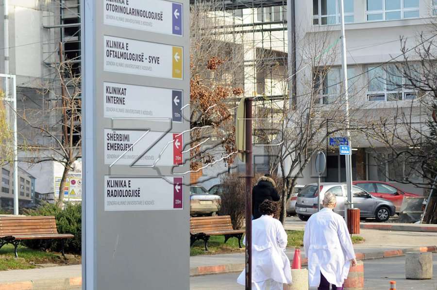 Vdes në QKUK pasi u aksidentua një muaj më parë