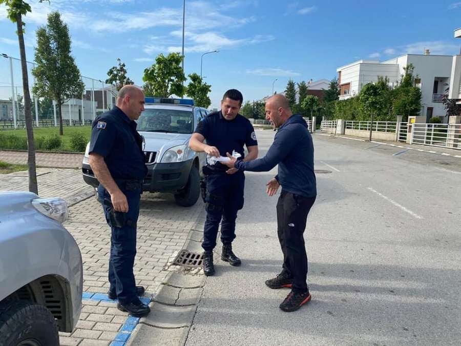 Haradinaj si çdo herë, festën e nis me Policinë, shpërndan ëmbëlsira për Bajram
