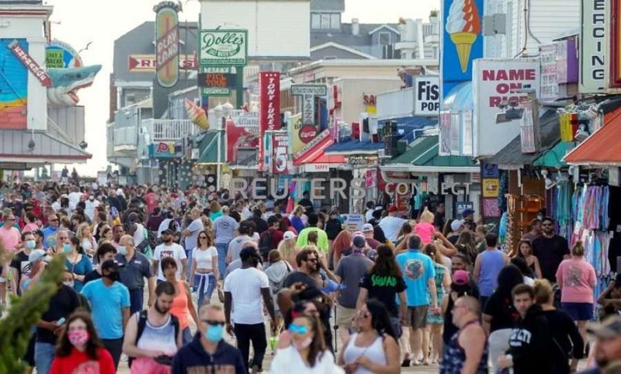 Amerikanët ‘harrojnë’ koronavirusin, mbushin plazhet për vikend