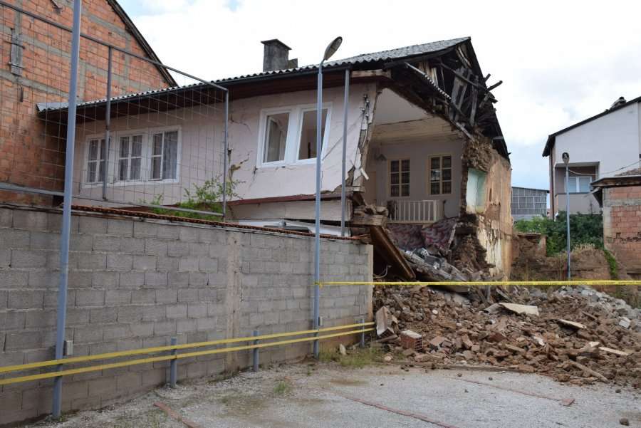 Shembet një shtëpi e vjetër në Prizren, lëndohen dy persona