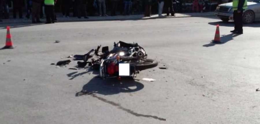 Një motoçikletë dhe një veturë përfshihen në një aksident trafiku