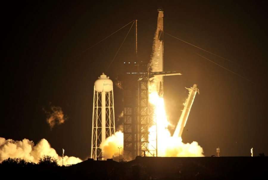 SpaceX nisi me sukses fluturimin e parë komercial në hapësirë