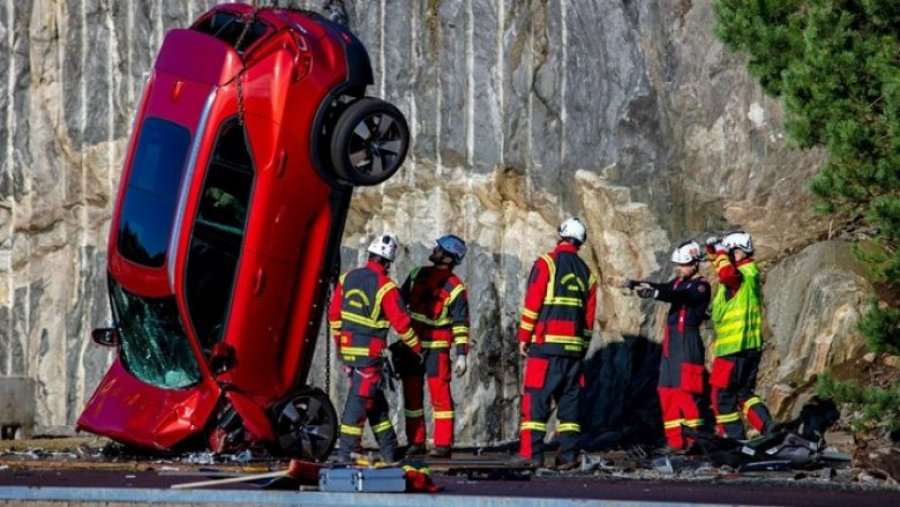 Volvo hodhi dhjetë vetura të reja nga një lartësi prej 30 metrash, por mësoni pse