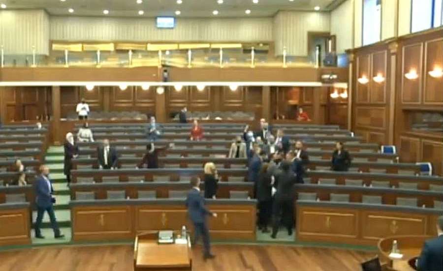 Rrahje mes deputetëve të LDK-së dhe LVV-së në seancë