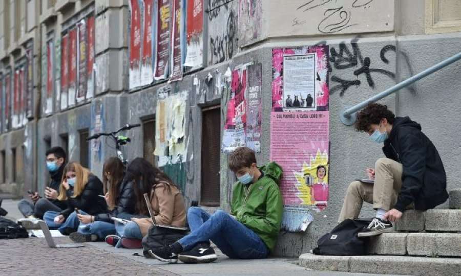 Nxënësit italianë kundër mbylljes së shkollave, mësimin “online” e mbajnë para dyerve të tyre
