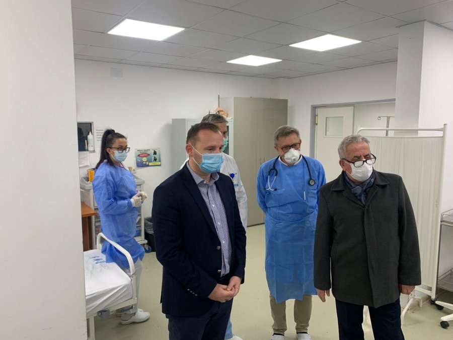 Zemaj viziton Spitalin e Gjilanit, ku janë të infektuar 50 persona nga stafi shëndetësor